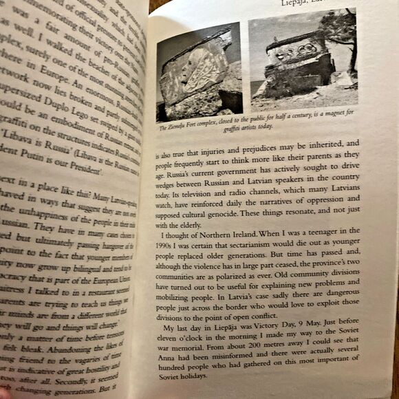 The Curtain and the Wall : A Modern Journey along Europe's Cold War Border by... - Picture 7 of 8